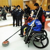 青森第一高等養護学校との交流（車いすカーリング）1